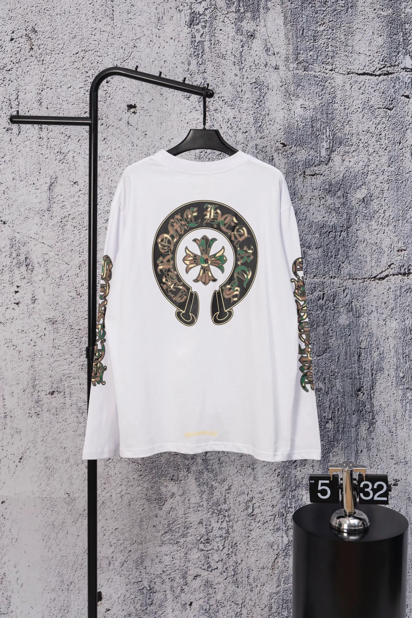 P190 Chrome Hearts CH Chrome Hearts Arm Camouflage Letters Large Logo Pocket Long Sleeve T-shirt Made of 300 grams of pure cotton fabric Threads are encrypted in the same color as the cylinder. The color is the same. Buy with confidence. The workmanship details are to the extreme, different from ordinary products in the market. White ink direct-jet printing high-temperature technology. Large factory flow workmanship. Double-line hemming production. Machine washable. High temperature resistance. Imported pigments will not fall off. Color: black white. Size: S—